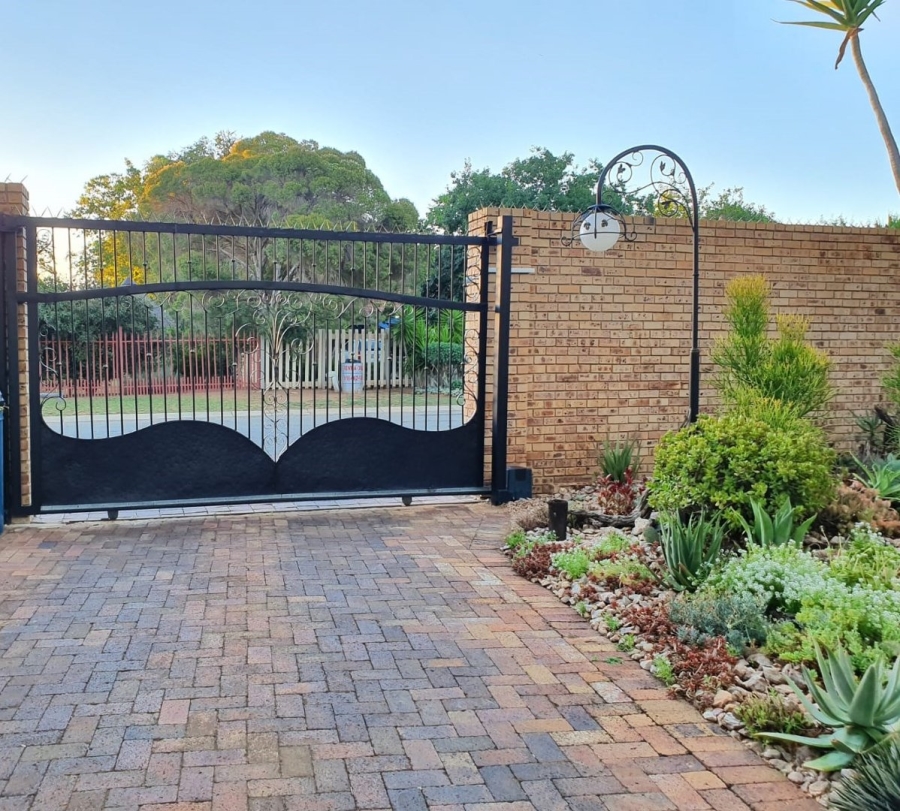 6 Bedroom Property for Sale in Flimieda North West